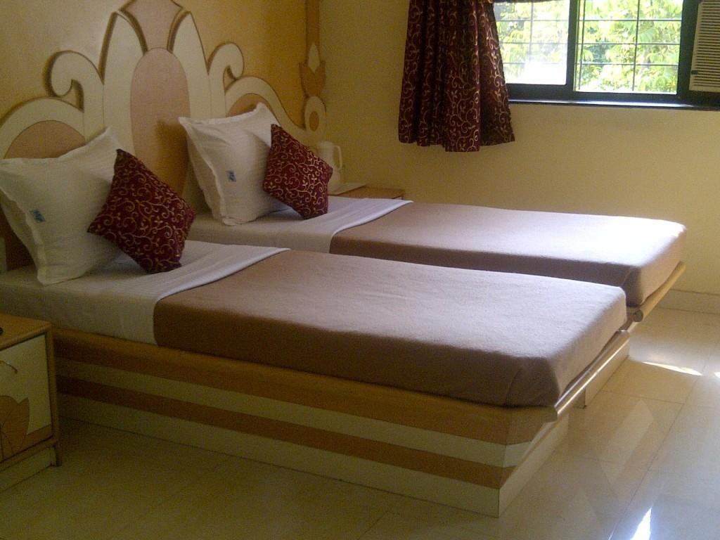 Om Sai Palace Hotel Pune Bagian luar foto