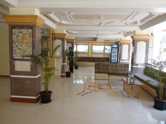 Om Sai Palace Hotel Pune Bagian luar foto